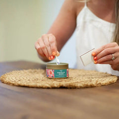 Hibiscus Wave Palm Tin Candle